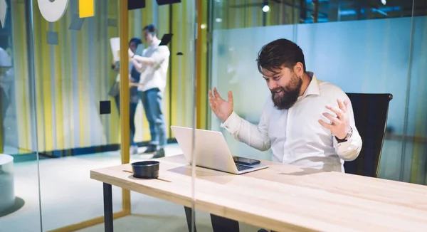 Schwer Geschockte Bärtige Männliche Führungskräfte Die Mit Erhobenen Händen Verwirrt — Stockfoto