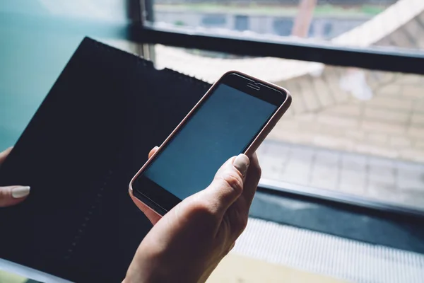 Sem Rosto Mulher Acima Usando Smartphone Com Tela Vazia Segurando — Fotografia de Stock