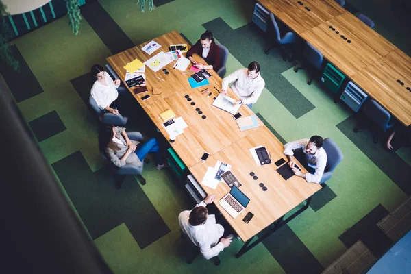 Arriba Los Empleados Masculinos Femeninos Reunión Formal Ropa Mesa Conferencia — Foto de Stock