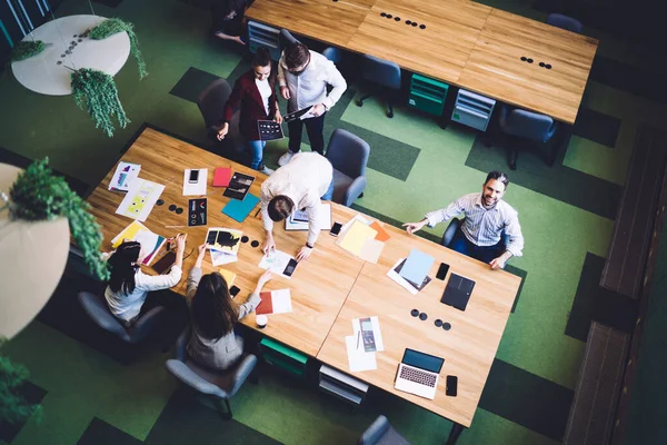 Cima Coworking Mulheres Modernas Homens Desgaste Formal Reunindo Torno Mesa — Fotografia de Stock