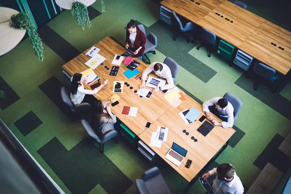 Arriba Los Ejecutivos Desgaste Formal Que Sientan Mesa Reunión Con — Foto de Stock