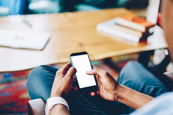 Från Ovan Mobiltelefon Händerna Gröda Afroamerikansk Person Surfa Information Sitter — Stockfoto