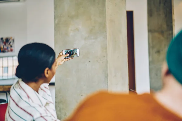 Vista Trasera Una Mujer Afroamericana Irreconocible Tomando Selfie Teléfono Móvil — Foto de Stock