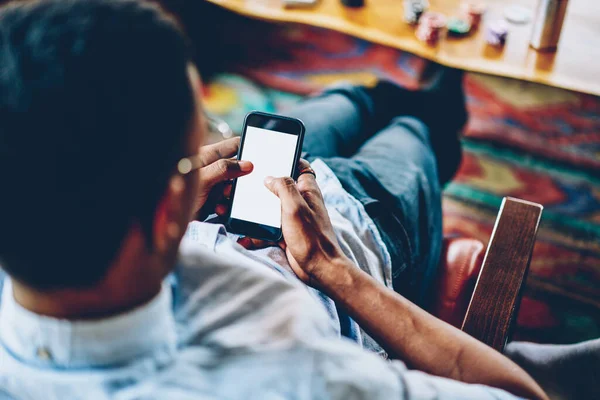 Evdeki Masada Dinlenirken Siyah Ekran Cep Telefonuna Göz Gezdiren Yüzü — Stok fotoğraf