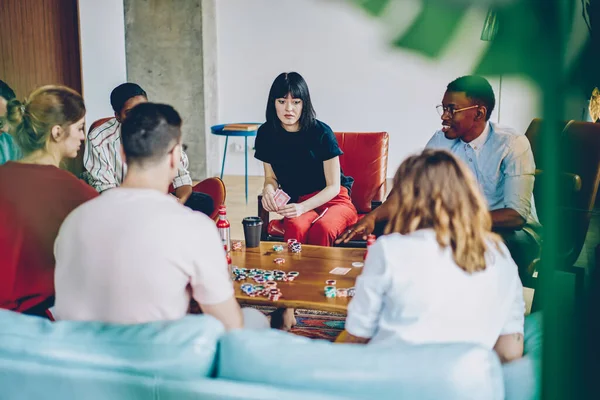 Grupo Multirracial Jovens Amigos Roupas Casuais Sentados Mesa Madeira Carregados — Fotografia de Stock