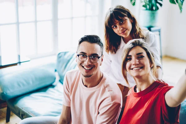 Sonriente Alegre Grupo Jóvenes Amigos Inteligentes Ropa Casual Haciendo Selfie — Foto de Stock