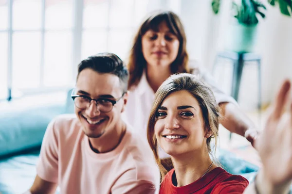 Sorridente Allegro Gruppo Giovani Intelligenti Abiti Casual Seduti Sul Divano — Foto Stock