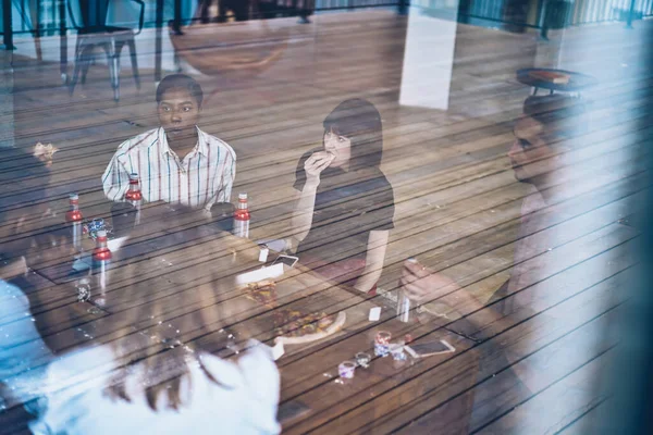 Fentről Töprengő Többnemzetiségű Emberek Együtt Pizzáznak Üvegből Isznak Asztalnál Beszélgetnek — Stock Fotó