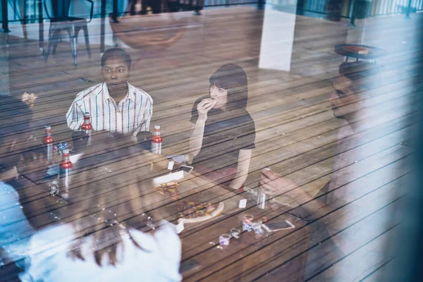 Shora Zamyšlení Multietničtí Lidé Jíst Pizzu Společně Pití Láhve Stolu — Stock fotografie