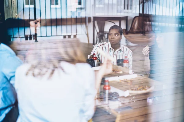 Calma Premurosa Donna Afroamericana Distogliendo Sguardo Mentre Mangia Pizza Beve — Foto Stock