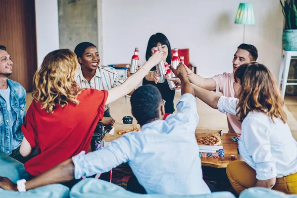 Alegre Grupo Multiétnico Jóvenes Relajados Sonriendo Personas Bebiendo Tintineando Botellas — Foto de Stock