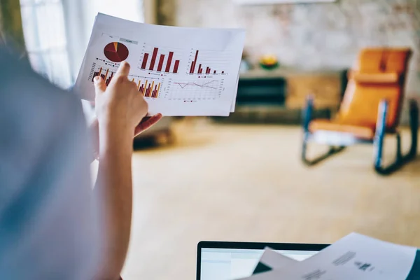 Mensch Hemd Analysiert Graphik Tisch Mit Laptop Und Dokumenten Dachboden — Stockfoto