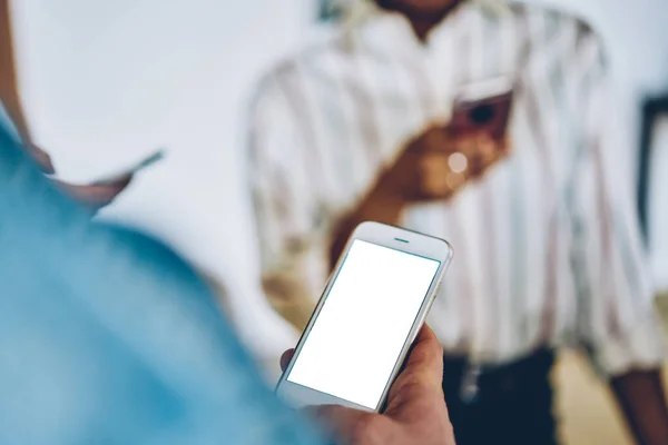Pessoa Corte Verificando Informações Tela Branco Usar Smartphone Com Interesse — Fotografia de Stock