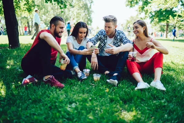 Hipsters Masculinos Femeninos Con Ropa Casual Elegante Sentados Hierba Verde —  Fotos de Stock