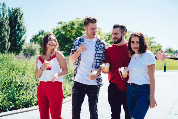 Alegre Amigos Masculinos Femeninos Ropa Casual Colorida Hablando Sonriendo Mientras —  Fotos de Stock