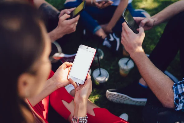 Shora Pohled Ženy Bez Tváře Sledující Video Prázdné Obrazovce Mobilní — Stock fotografie