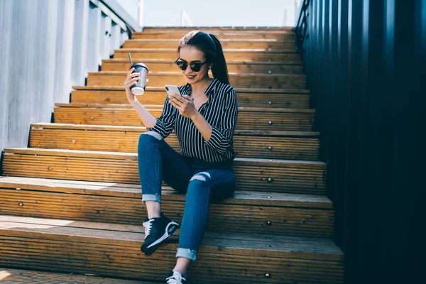 Van Onder Charismatische Pensive Vrouw Een Zonnebril Casual Kleding Met — Stockfoto