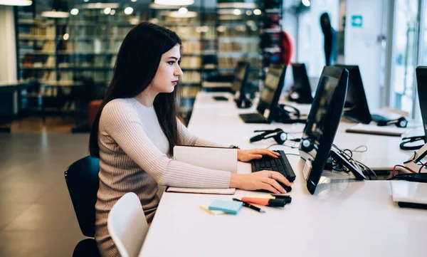 Zijaanzicht Van Jonge Attente Vrouw Casual Kleding Browsen Computer Tijdens — Stockfoto