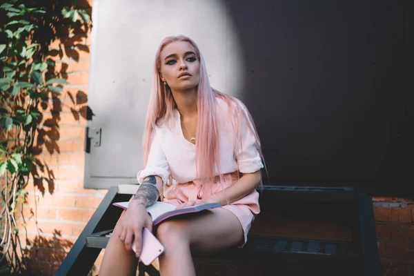 Femeie Încrezătoare Modă Păr Roz Tatuaj Care Deține Telefonul Mobil — Fotografie, imagine de stoc
