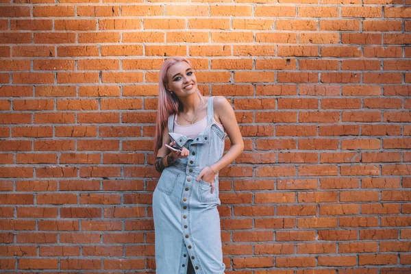 Selbstbewusste Junge Frau Mit Smartphone Der Tasche Und Lächelnd Für — Stockfoto