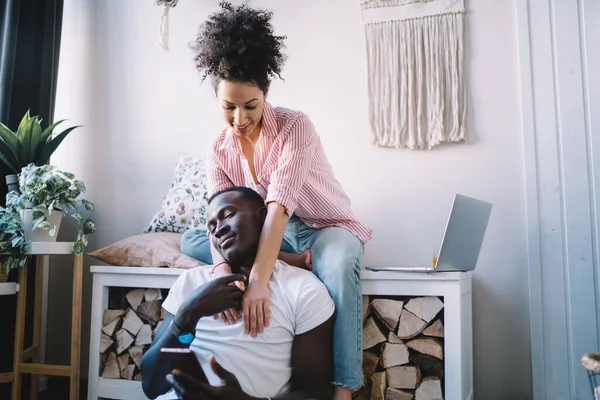 Hombre Negro Sentado Suelo Recostado Estante Con Leña Mujer Con — Foto de Stock