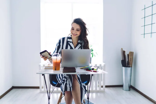 Freelancer Femenina Cabello Castaño Sonriente Vestido Azul Blanco Rayado Dejando —  Fotos de Stock