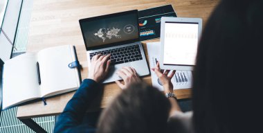 İstatistiklerle tableti gösteren yüzsüz bir asistandan ofiste haritası olan isimsiz bir patrona.