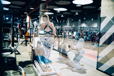 Spor eşofmanlı, spor ayakkabılı, spor ayakkabılı, spor ayakkabılı spor ayakkabılı, spor salonunda sağlıklı bir hayat süren, 