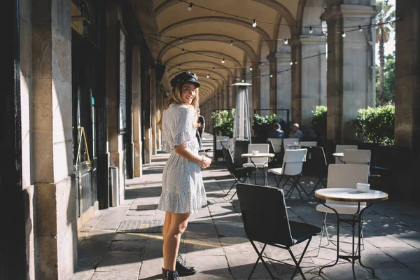 Retrato Comprimento Total Menina Hipster Positiva Vestida Com Vestido Elegante — Fotografia de Stock