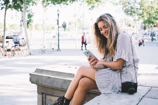 Vrolijke Duizendjarige Toerist Met Vintage Camera Genieten Van Online Chatten — Stockfoto