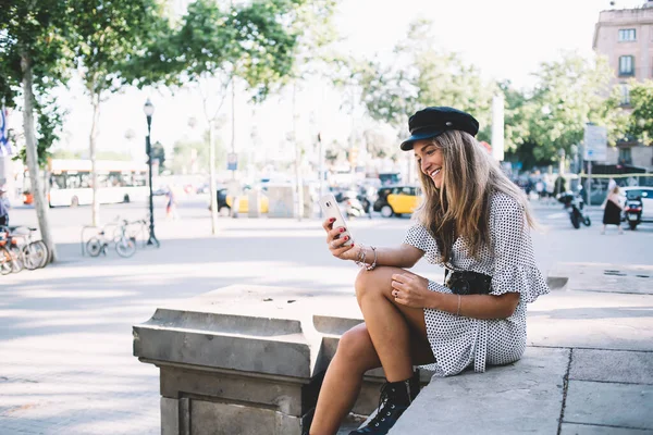 Menina Hipster Positivo Amante Viajar Explorar Novas Cidades Descansando Nas — Fotografia de Stock