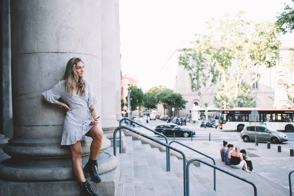 Przemyślany Hipsterski Turysta Ubrany Stylową Sukienkę Odwracając Wzrok Myśląc Treści — Zdjęcie stockowe