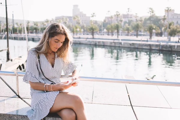 Привлекательная Женщина Модном Сарае Отдыхающая Гавани Барселоны Помощью Приложения Смартфона — стоковое фото