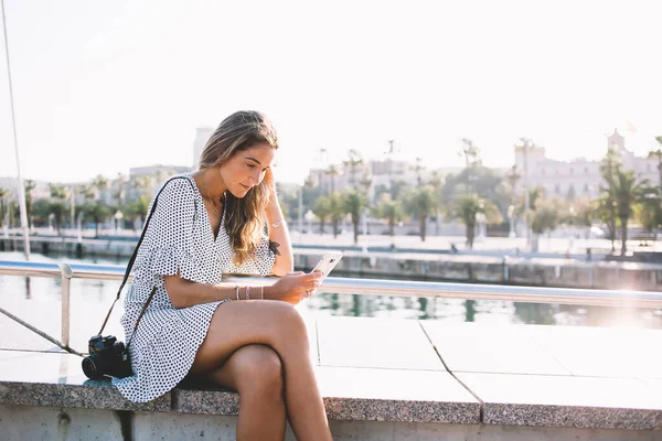 Atractiva Fotógrafa Descansando Puerto Mientras Envía Mensaje Sms Espera Modelo —  Fotos de Stock