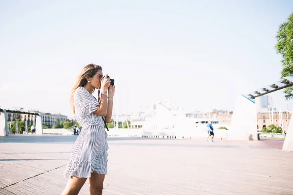 魅力的な女性のアマチュア写真家のサイドビュー夏休みに写真を撮るためにカメラを使用してバルセロナ 熟練した女性観光客の観光中の都市の場所の写真を撮る — ストック写真