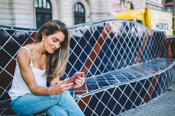 Atraente Millennial Turista Escrever Mail Aplicativo Smartphone Enquanto Descansa Banco — Fotografia de Stock