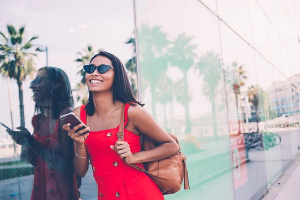 Hispanic Kvinnlig Turist Trendiga Solglasögon Hålla Moderna Cellulära Handen Och — Stockfoto