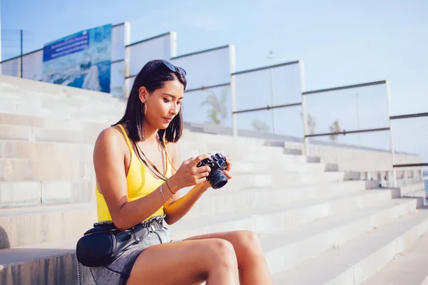 Skilled Female Amateur Photographer Checking Photos Slr Camera Spending Time — Stock Photo, Image