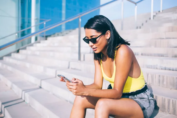Blogueira Milenar Feminina Moda Óculos Sol Digitando Texto Conteúdo Para — Fotografia de Stock