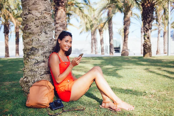 Portret Van Vrolijke Latino Vrouwelijke Blogger Met Moderne Cellulaire Technologie — Stockfoto