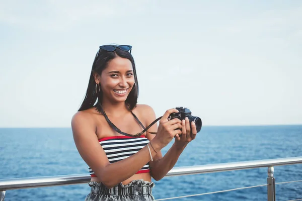 Retrato Media Longitud Toalla Turista Femenina Que Posee Equipo Tecnología — Foto de Stock