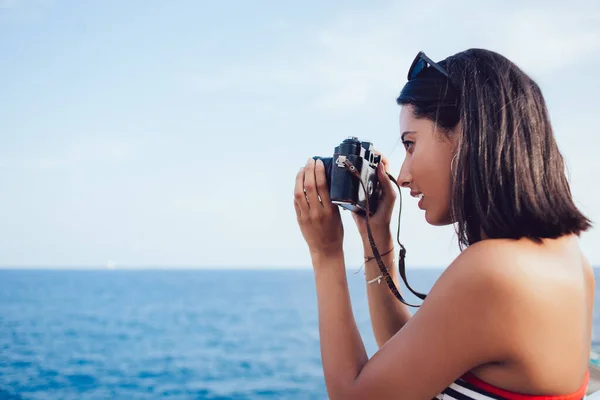 Viajante Jovem Milenar Concentrado Foco Lente Para Fotografar Horizonte Skyline — Fotografia de Stock