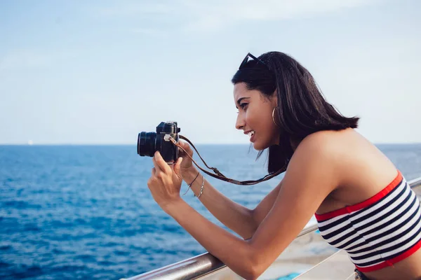 Молодий Іспанський Турист Сконцентрувався Єктивах Фотографування Горизонту Величного Узбережжя Досвідчений — стокове фото