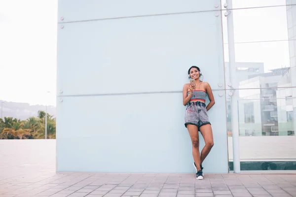 Heureux Millénium Féminin Dans Les Écouteurs Profiter Temps Libre Pour — Photo