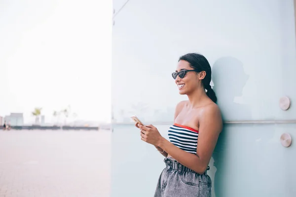 Verdaderamente Mujer Blogger Gafas Sol Elegantes Pie Cerca Pared Urbana —  Fotos de Stock