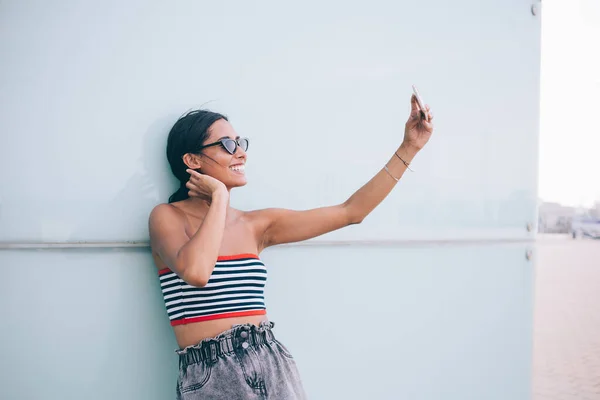 Trendig Klädd Tusenårig Influencer Snygga Solglasögon Poserar Samtidigt Fotografering Rörlighet — Stockfoto