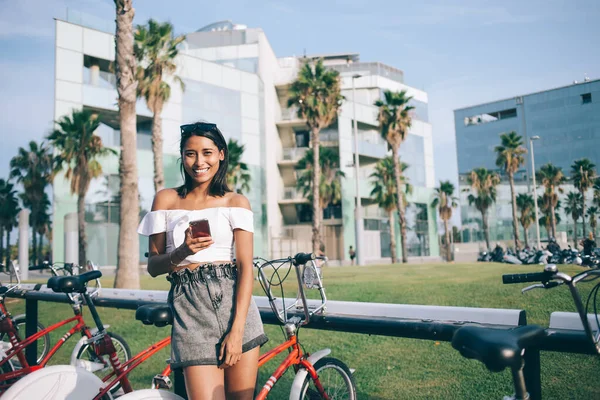 Halvlångt Porträtt Toothy Kvinnliga Turist Som Håller Modern Digital Teknik — Stockfoto