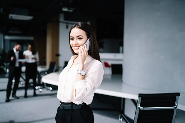 Jonge Mooie Vrolijke Vrouw Formele Kleding Glimlachen Spreken Moderne Smartphone — Stockfoto