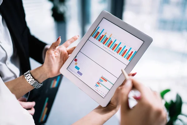 Crop Van Boven Van Vrouwelijke Holding Tablet Tonen Kleurrijke Financiële — Stockfoto