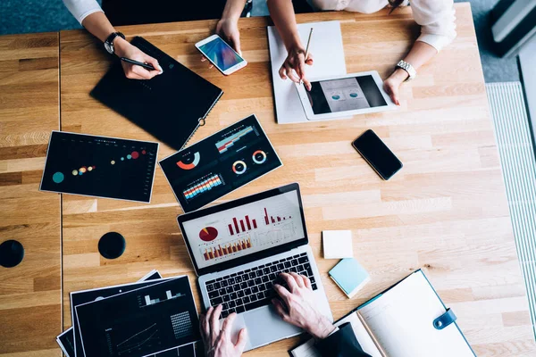 Bovenaanzicht Van Het Team Van Anonieme Collega Met Verschillende Elektronische — Stockfoto